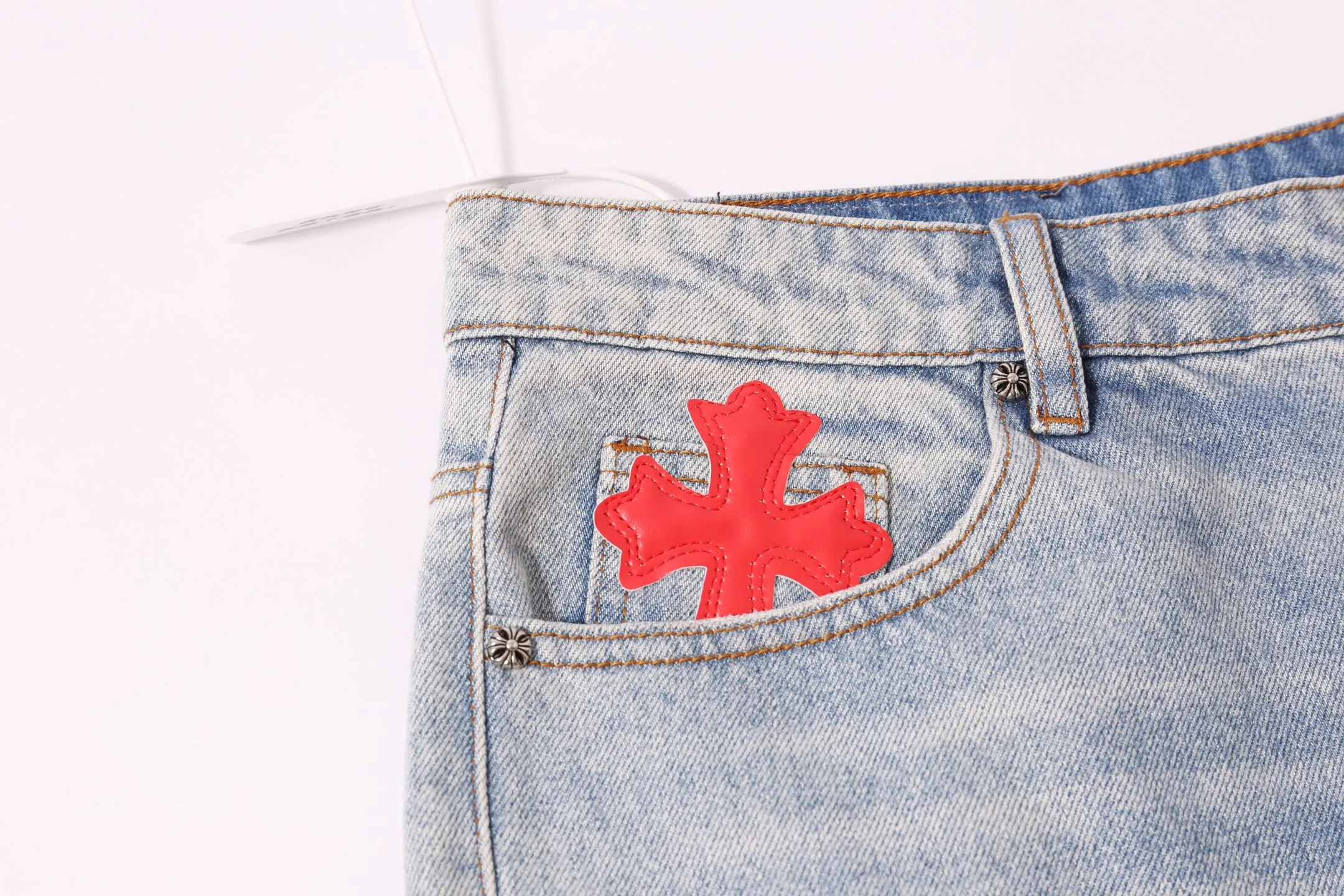 P240 Style number: H898 [Men's zipper style] Croxin & 𝐂𝐡𝐫𝐨𝐦𝐞 𝐇𝐞𝐚𝐫𝐭 ss25 new blue Miami red leather jeans. Styles with different wash textures are very friendly to people with thin legs. The slightly flared version perfectly modifies the leg shape. The timeless and moderate length makes it easy to match and match. It is the basis for various styles and is a must-have in your wardrobe! The fabric is stiff but also makes the upper body soft without losing texture. The washing process is even more perfect. It is a must-have item for everyone! ! ! Washed wheat, hang tag, pants label, three labels complete Color: blue Size: 30-32-34-36